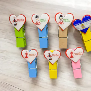 IMÁN PINZA MADERA DECORADA CON CORAZÓN