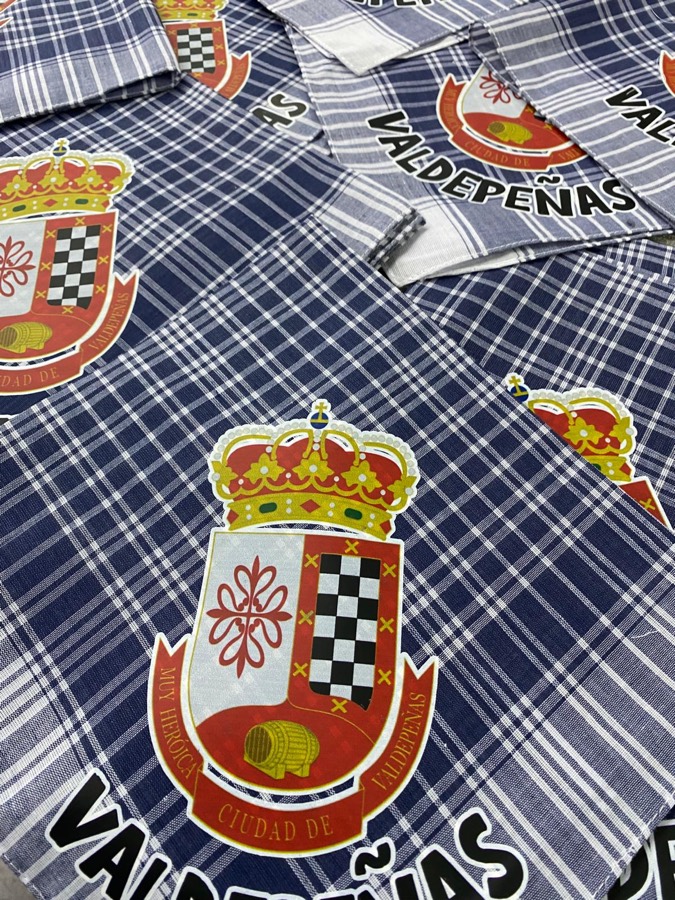 Pañuelos de fiestas personalizados con el escudo de Valdepeñas