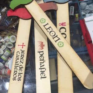 Espada de madera grabada con puños en colores surtidos