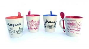 Taza de cerámica de desayuno grabada con cucharilla curva