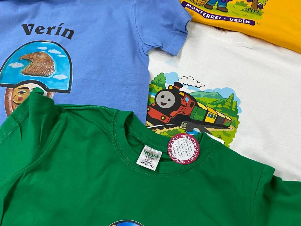 Camisetas infantiles verdes y azules estampadas con dibujos de Verín