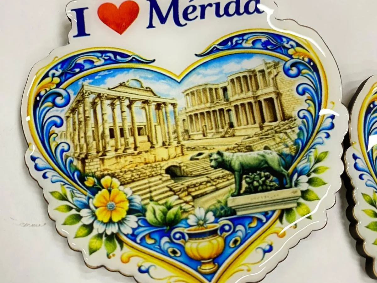 Imán de resina con forma de corazón y el teatro romano de Mérida