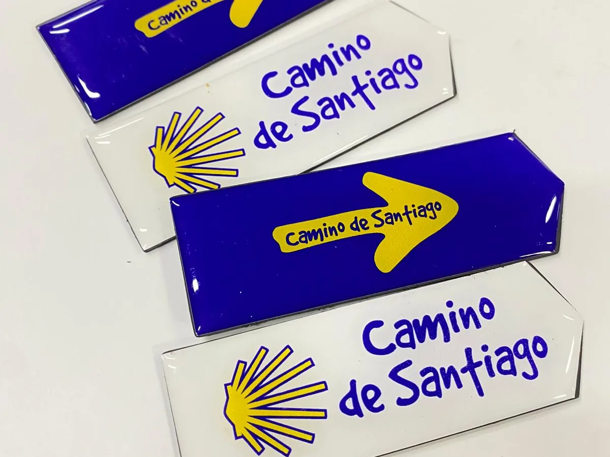 Imanes azules con la flecha amarilla y el texto Camino de Santiago