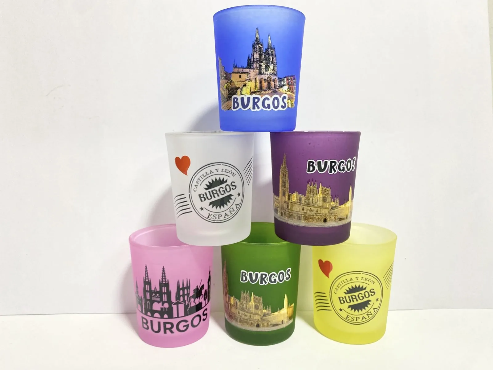 Vasos de chupito de colores serigrafiados con monumentos de Burgos